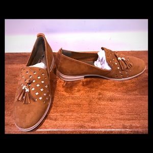 BRAND NEW CAMEL LOAFERS!